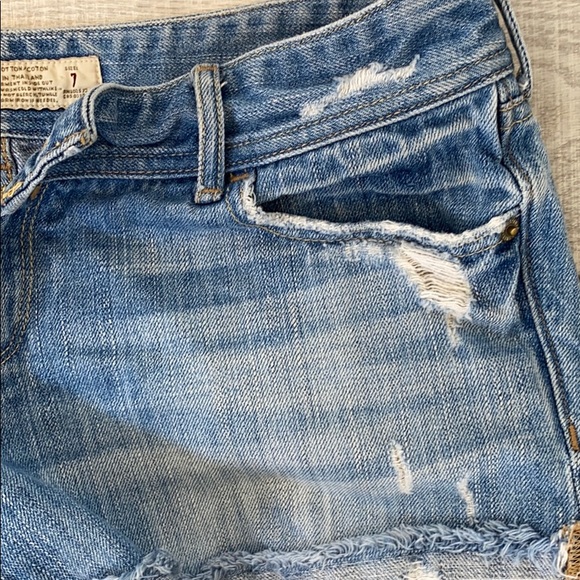 Hollister Distressed Jean Shorts Sz 7 - Picture 5 of 7